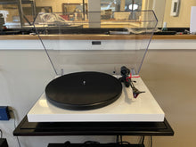 Load image into Gallery viewer, Pro-Ject Debut Carbon DC