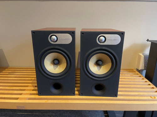 Bowers & Wilkins 685